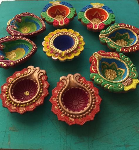 Clay diya painting with acrylic colours Clay Diya Painting Ideas, Diva Painting Diwali, Diva Decoration For Diwali, Simple Diya Paintings For Diwali, Painted Diyas For Diwali, Clay Diya Decoration Ideas Creative, Painting Diyas For Diwali, Diya Designs Diwali, Diya Paintings Acrylic