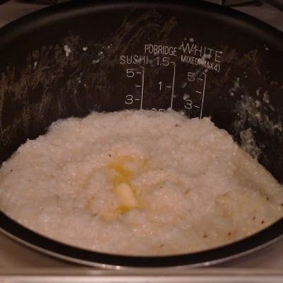 Rice Cooker Cheesy Grits @keyingredient #cheese #cheddar #cheesy Savory Grits Recipe, Stone Ground Grits Recipe, Cheesy Grits Recipe, Aroma Rice Cooker, Quick Grits, Soft Foods Diet, Stone Ground Grits, How To Cook Grits, Creamy Grits