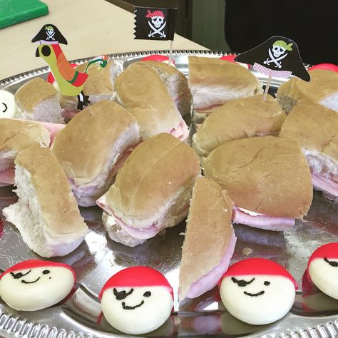 Sandwiches and pirate babybel Pirate Theme Party, Pirate Theme, Pirate Party, 4th Birthday Parties, 4th Birthday, Themed Party, Party Themes, Sandwiches, Sugar Cookie