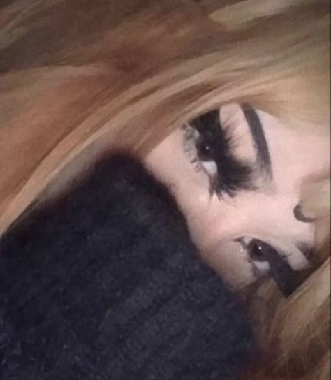 #tumblr #egirl #aesthetic #egirlmakeup #fakelashes #lashes #blonde #eyes #cuteyes #makeupideas #makeup Blonde Egirl, Aesthetic Blonde Girl, Lashes Aesthetic, Egirl Makeup, Aesthetic Blonde, Egirl Aesthetic, Alt Makeup, Fake Lashes, Profile Photo