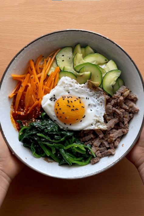 Receta de Bibimbap Coreano Soybean Sprouts, Dolsot Bibimbap, Koreansk Mad, Korean Bibimbap, Bibimbap Recipe, Korean Food Recipes, Rice Bowls Recipes, Korean Dishes, Korean Recipes