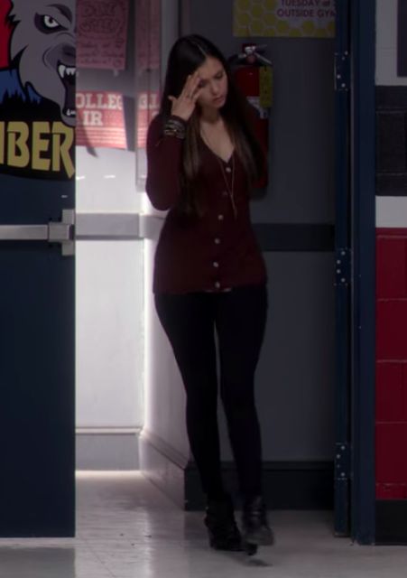 Elena Gilbert Full Body Pic, Vampire Diaries Elena Outfits, Tvdu Characters, Tvd Elena, Movie Fashion Outfits, Alpha Females, Elena Gilbert Style, Vampire Diaries Fashion, Vampire Diary