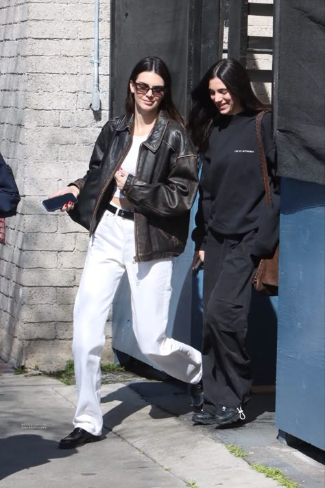 Kendall Jenner And Lauren Perez, Kendall Jenner Black Leather Jacket, Kendall Jenner 2024 Street Style, Kendall Jenner Leather Jacket, Kendall Jenner Fits, Hollywood Street Style, Kendall Jenner 2024, Kendall Jenner Outfits Winter, Kendall Jenner Winter