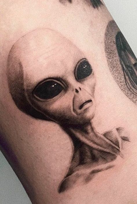 Alien Tattoo Realistic, Grey Alien Tattoo, Realistic Alien Tattoo, Simple Realism Tattoo, Alien Tattoo Ideas, Fancy Tattoo, Alien Tattoos, Third Eye Tattoos, Ufo Tattoo