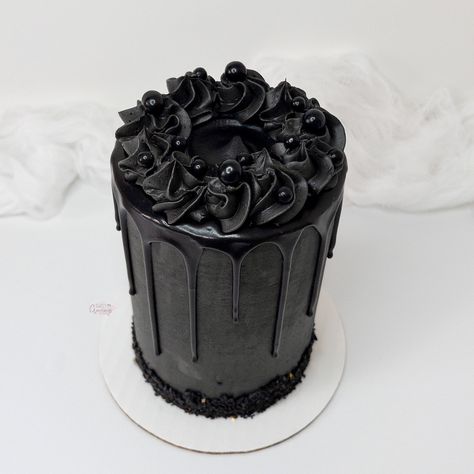 All black everything ✨ 🎂: Vanilla Strawberry Black Drip Cake, Black Cake, Black Everything, Drip Cake, 30th Birthday Parties, All Black Everything, Drip Cakes, 30th Birthday, 5th Birthday