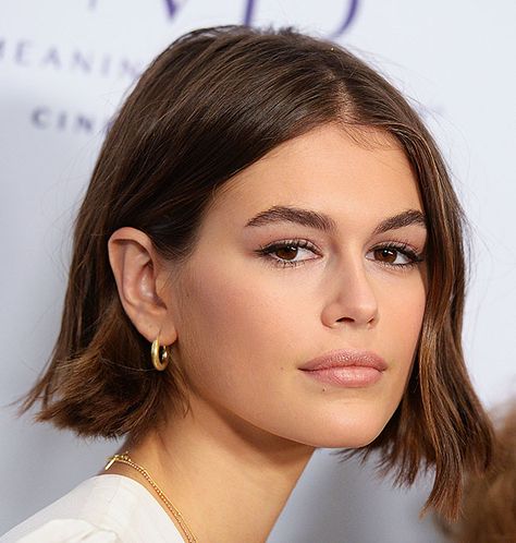 Kaia Gerber Hair Short, Kaia Gerber Short Haircut, Brunette Bob Haircut, Celebrity Bobs Hairstyles, Celebrity Bobs, Brunette Bob, Wavy Bob Haircuts, Chop Chop, Fajardo