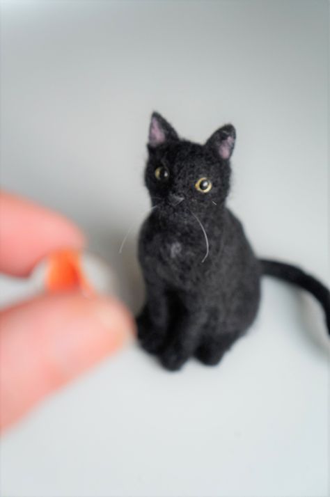 A needle felted black #cat based on photos. Black cat is hard to make because dark wool doesn't show depth very well. #JanetsNeedleFelting #diy #craft #art #MiniSchnauzer #dogart #sculpture #needlefelteddog #needlefelting #petmemorial #petlossgift #feltedanimals #wool Needle Felted Cats Easy, Felted Black Cat, Needle Felt Black Cat, Felt Black Cat, Cat Needle Felt, Small Needle Felting Projects, Ollie Tattoo, Felt Cats, Needle Felting Tutorial