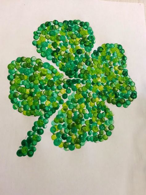 Shamrock Art Projects, Classroom Artwork, Sant Patrick, Shamrock Art, Shamrock Craft, Saint Patricks Day Art, March Crafts, St Patricks Crafts, March Activities