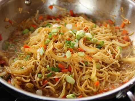 Many things can be done to "lighten" this dish...Chow Mein recipe from Ree Drummond via Food Network Vegetable Chow Mein, Ree Drummond Recipes, Chow Mein Recipe, Food Network Canada, Lo Mein, Pioneer Woman Recipes, Ree Drummond, Chow Mein, Chinese Dishes