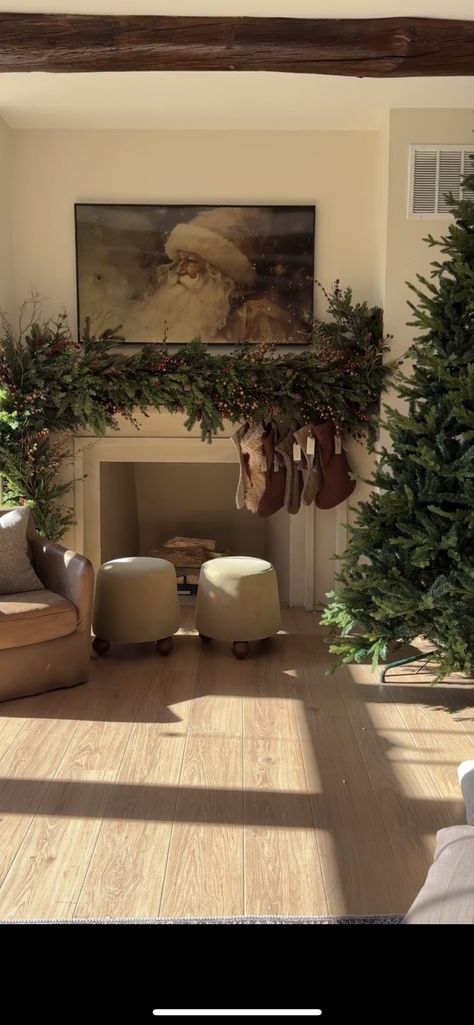 Kendall Jenner Christmas Decor, Amber Interiors Christmas, Under Tv Christmas Decor, Earth Tone Christmas Decor, Anthropologie Christmas Decor, Candles Christmas Tree, Winter Interior Design, Minimalist Christmas Decor, Traditional Holiday Decor