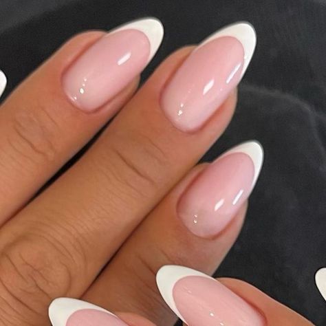 JENN’NAILS ONGLE GEL | NICE 📍 on Instagram: "Nails French 🫶🏼🌸 📲 Rendez-vous via 𝔹𝕠𝕠𝕜𝕤𝕪 #frenchnails#frenchnails💅#french#frenchnail#frenchnailstyle#frenchpink#almondnails#almondnailshape#almondnail#almondnails💅#ongles#ongle#onglerie#ongleengel#onglegel#naturalnails#nailnaturale#nails2inspire#nailsofinstagram" 2023 Nails French, Simple Nails Oval, French Oval Nails Design, Franc Nails, Almond Nail French, Oval French Nails, Franche Nails, French Oval Nails, French Nails Simple