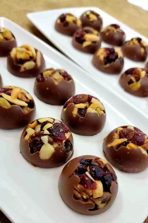 Homemade Fruit and Nut Chocolate Fruit And Nut Chocolate, Cadbury Fruit And Nut, Chocolate Clusters, Easy Chocolate Desserts, Healthy Sweet Snacks, Chocolate Bites, Dried Berries, Nut Snacks, Dried Mangoes