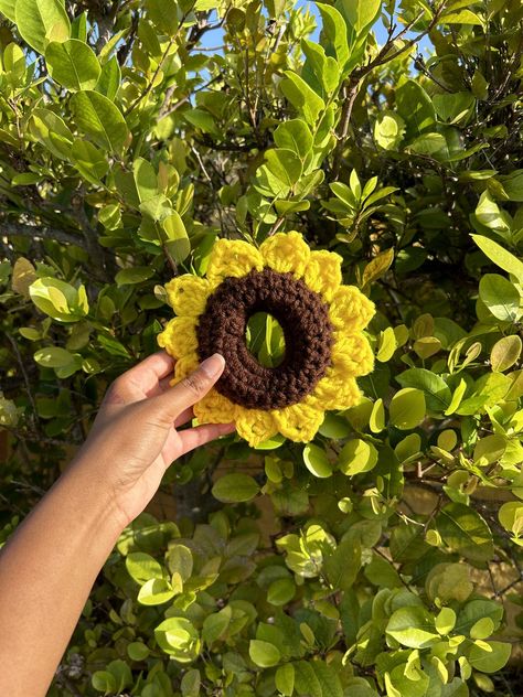 Hairstyles Scrunchies, Sunflower Scrunchie, Crochet Flower Bag, Flower Scrunchie, Crochet Hair Clips, Beginner Crochet Tutorial, Crochet Ruffle, Mode Crochet, Crochet Hair Accessories