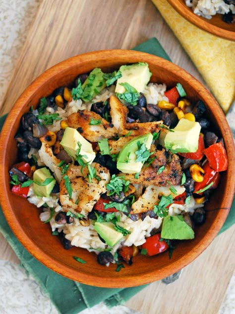 Dinner tonight! Fish taco bowl #stayconnected #juilconnect #recipe Sandwich Vegetarian, Rice Black Beans, Spring Recipes Dinner, Black Beans Corn, Fish Taco, Taco Bowls, Think Food, Seafood Dishes, Bowls Recipe