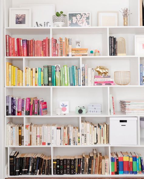 color-coded bookshelf | shelfie inspiration | book shelf decor inspiration | shelf organization inspiration | colorful home decor inspiration Cozy Apartment Bedroom, Alexandra Gater, Shelf Inspiration, Bedroom Tour, Bookshelf Inspiration, Decorating Bookshelves, Bookshelf Organization, The Home Edit, Bookshelf Styling