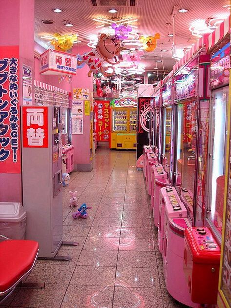 Cute scene - video arcade - or "Game Center" in Japanese Pink Store, Go To Japan, Japon Illustration, Wallpaper Tumblr, Vending Machines, Neon Aesthetic, Japan Aesthetic, Aesthetic Japan, Japanese Aesthetic