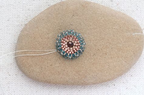 Tutorial to add a ruffled edge to circular brick stitch and give it an organic flower like feel. Make one or a garden full for earrings or clasps or... Circular Brick Stitch, Free Jewellery Making Tutorials, Lisa Yang, Ruffle Beading, Bead Tutorials, Bead Flower, Ruffle Flower, Bead Diy, Brick Stitch Earrings