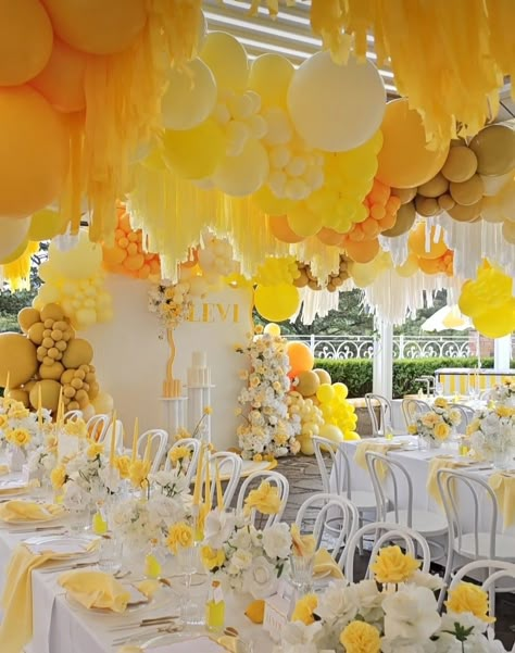 Christmas Crib Ideas, Yellow Birthday Parties, White Party Decorations, Deco Ballon, Bridal Shower Balloons, Yellow Birthday, Yellow Party, Yellow Balloons, Diy Balloon Decorations