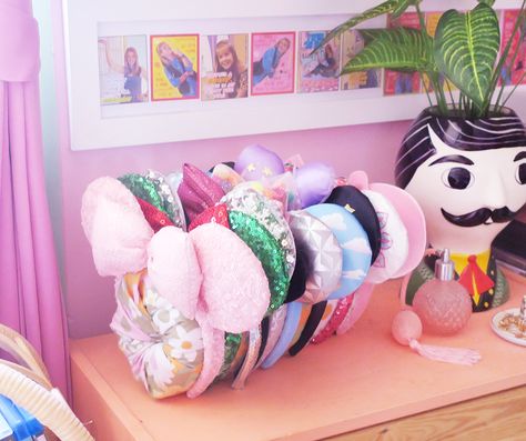 DIY Mickey Ears holder Mickey Ear Holder, Diy Headband Holder, Disney Ears Hat, Backpack Diy, Diy Disney Ears, Disney Ears Headband, Diy Mickey Ears, Disney Headbands, Disney Mickey Ears