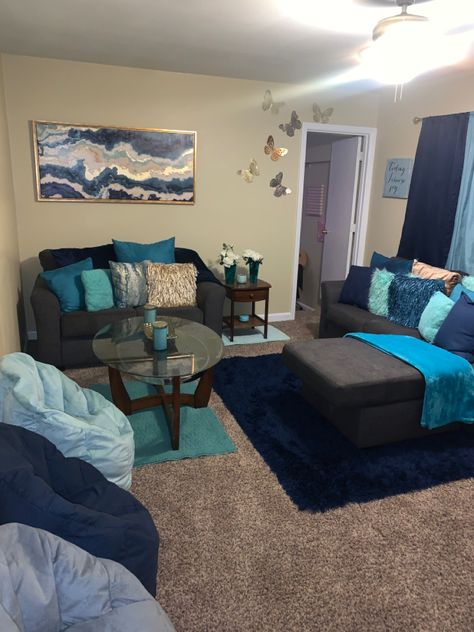 Small Living Room Ideas Apartment, Teal Living Room Decor, Living Room Ideas Apartment, Room Ideas Apartment, Girls Apartment, Unique Living Room, Girl Apartment Decor, Studio Apartment Living, Teal Decor