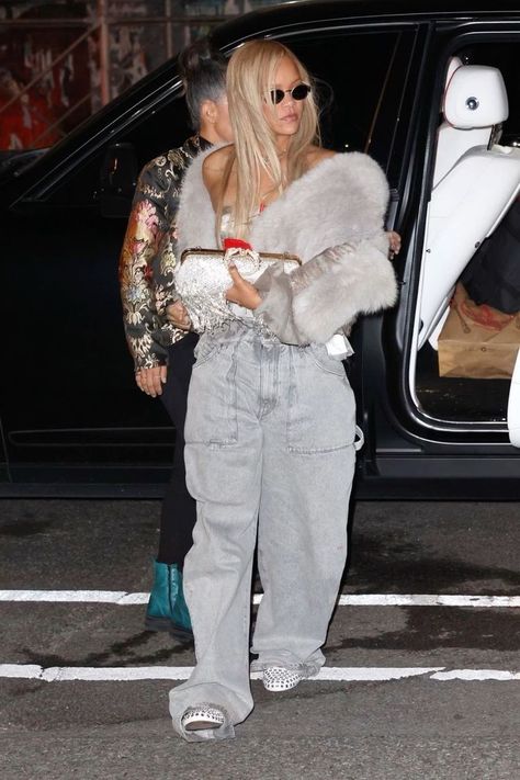 Rhianna Style, Girly Streetwear, Cute Winter Fits, Rihanna Street Style, Color Factory, Hollaback Girl, Rihanna Outfits, Cold Fashion, Rihanna Looks