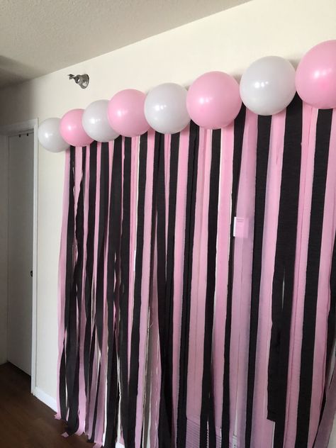 Pink Streamers Decorations, Birthday Streamer Ideas, Diy Party Background, Balloons And Streamers, Birthday Streamers, Party Ballons, Streamer Decorations, 25th Bday, Golf Birthday Party