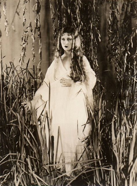 Fay Wray Erich Von Stroheim, Ann Sothern, Fay Wray, Cabinet Cards, Vintage Cabinet, Video Ideas, Hollywood Glam, Silent Film, Niqab