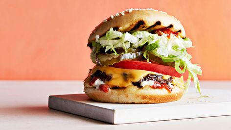 Forget waiting in the drive-thru lane! You can make a better burger at home with quality ingredients in no time. Classic Burger, Entertaining Dinner, Good Burger, Breakfast Brunch Recipes, Burger Recipes, Martha Stewart, Appetizer Snacks, Brunch Recipes, Lunch Recipes