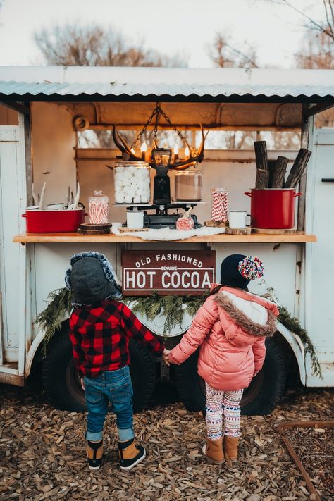 Hot Cocoa Bar Photoshoot, Horse Trailer Photoshoot, Flower Trailer, Camper Bar, Bar Trailer, Trailer Bar, Mobile Cocktail Bar, Bar On Wheels, Bar At Home