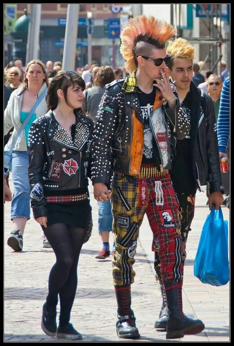 .. 80s Punk Fashion, Chicas Punk Rock, Punk Subculture, Garage Punk, Pop Punk Fashion, 80s Punk, Punk Culture, Punk Rock Outfits, Punk Looks