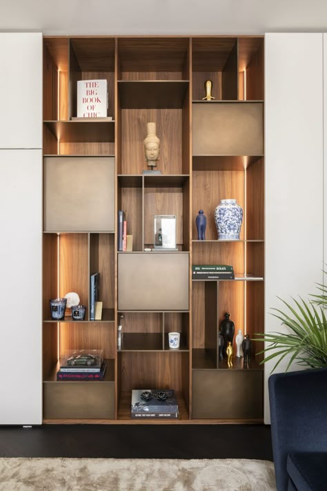 Book Shelf Design Modern, Wood Cladding Interior, Bookshelf Partition, Modern Bookcase Design, Storage Unit Design, Contemporary Bookshelf, Stylish Room Decor, Luxe Living Room, Living Room Wall Units