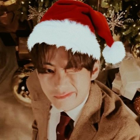 Bts Christmas, New Year Pictures, Taehyung Fanart, Taehyung Photoshoot, Christmas Icons, V Taehyung, Bts Book, Christmas Pictures, Christmas Wallpaper