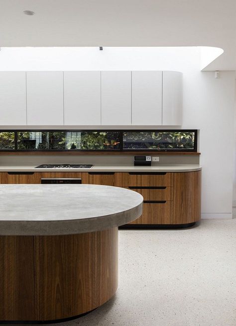 Art Deco House Transformed into a Spacious Modern Australian Home Art Deco Kitchen Modern, Art Deco Kitchen Ideas, Flat Panel Kitchen Cabinets, Stone Kitchen Island, Panel Kitchen Cabinets, Interior Art Deco, Curved Kitchen Island, Curved Cabinets, Curved Kitchen