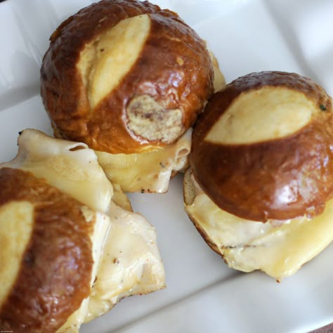 Turkey & Cheese Pretzel Sliders – 5 Boys Baker Pretzel Buns Sandwich, Pretzel Bun Sliders, Pretzel Sliders, Pretzel Bread, Turkey Sliders, Pretzel Cheese, Pretzel Rolls, Slider Sandwiches, Pretzel Bun