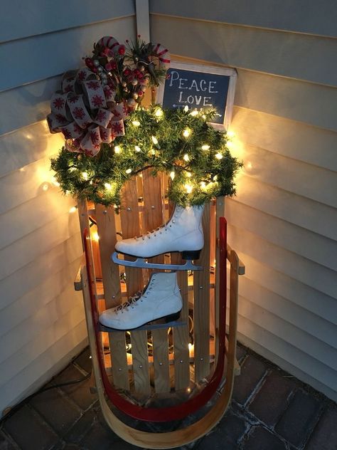 Could do this for winter, only without the Christmas element. Porch Christmas Lights, Christmas Sled Decoration, Sled Decor, Outdoor Christmas Diy, Christmas Garden Decorations, Christmas Sled, Christmas Porch Decor, Christmas Decorations Diy Outdoor, Christmas Yard