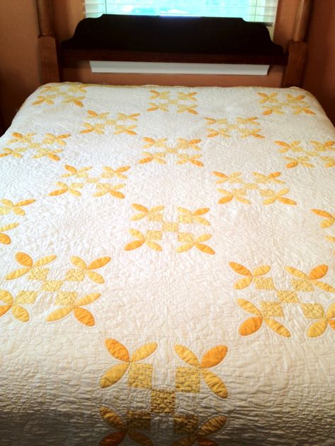 Honey Bee Quilt, Novelty Quilts, Cheddar Quilts, 1930s Quilts, Bee Quilt, Country Quilt, Large Bed, Orange Quilt, Two Color Quilts