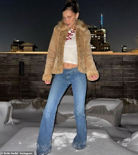 Bella Hadid flashes a glimpse of her taut midriff as she frolics in the snow | Daily Mail Online Mrs Bella, Snow Day Outfit, Outfits 2000s, Bella Hadid Outfits, Bella Hadid Style, Outfits Y2k, Outfit Jeans, Italian Outfits, Winter Fits