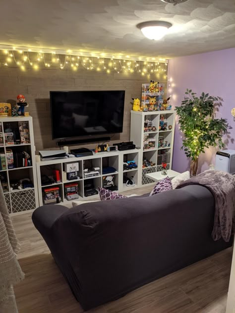 Cosy Gaming Room, Tv On Wall Decor, Paneling Tv Wall, Wall Paneling Tv, Tv Console Decorating Ideas, Console Decorating Ideas, Geek Living Room, Nerdy Living Room, Tv Wall Paneling