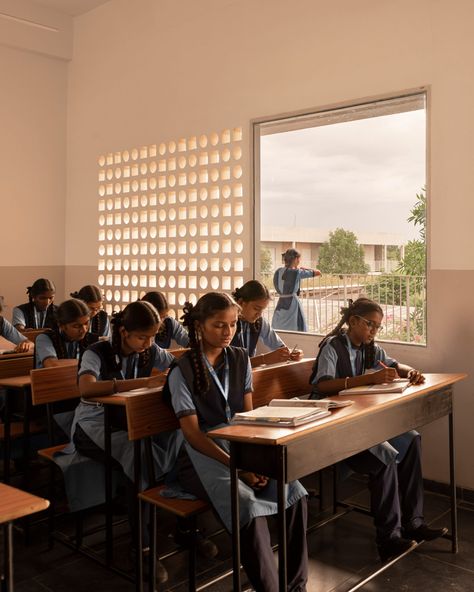 CollectiveProject shades renovated Indian school with bamboo canopy Bamboo Canopy, Classroom Interior, Metal Beam, Ventilation Design, Bamboo Poles, School Interior, India School, Indian Architecture, Natural Ventilation