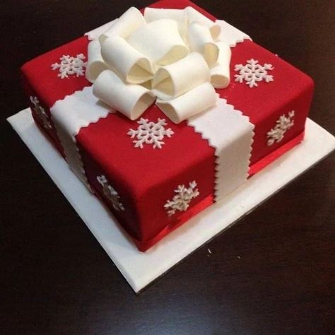 Square Christmas Cakes Ideas Decoration, Square Christmas Cake Designs, Christmas Present Cake, Fondant Christmas Cake, Cow Birthday Cake, Square Cake Design, Homemade Christmas Cake, Easy Christmas Cake Recipe, Christmas Cookie Cake