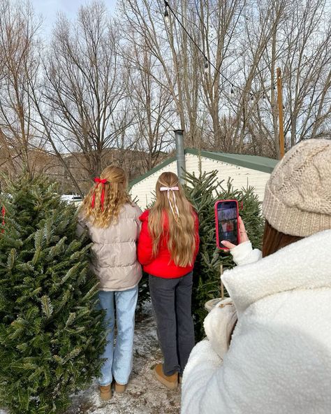 Christmas Best Friend Pictures Aesthetic, Aesthetic Christmas Pic, Photo Ideas For Christmas, Christmas Tree Farm Senior Pictures, Christmas Tree Shopping Aesthetic, Christmas Professional Pictures, Christmas Photos To Recreate With Your Best Friend, Xmas Instagram Photos, Friend Winter Pictures