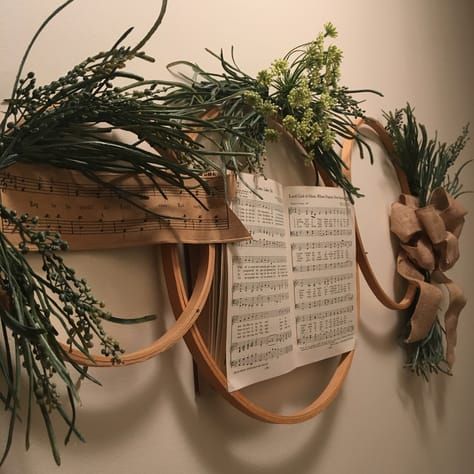 Embroidery hoop wreath with song hymnal. Great for a hallway or bedroom. Repurpose Embroidery Hoop, Embroidery Hoop Wall Art Display, Repurposed Embroidery Hoop, Embroidery Hoop Christmas Crafts, Wooden Hoop Crafts, Large Embroidery Hoop Ideas, Hoop Wreath Ideas, Christmas Wreath Wall, Embroidery Hoop Wreath