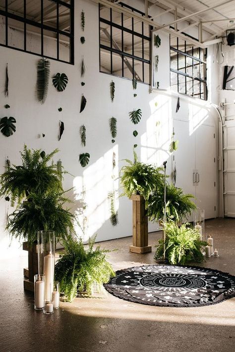 Modern urban jungle backyard wedding Jungle Room Decor, Jungle Wedding, Backyard Wedding Ceremony, Wedding Backyard, Layer Cakes, Cakes Wedding, Urban Wedding, Ceremony Backdrop, Botanical Wedding