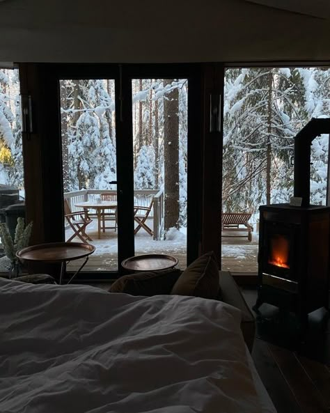 Winter Vibes, Cabin Life, Cozy Place, Cozy Cabin, Winter Aesthetic, House Goals, Christmas Aesthetic, Casas De Ensueño, Winter Time