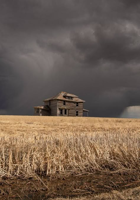 Prairie Aesthetic, Tornado Pictures, Prairie House, Riders On The Storm, Stormy Sky, Scenic Photos, Abandoned House, Dark Pictures, Old Farm Houses