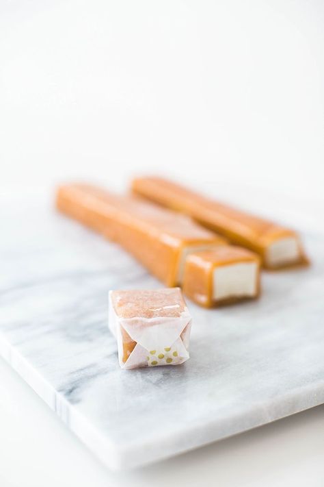 Fudge Caramel, Covered Marshmallows, Marshmallow Recipe, Gooey Caramel, How To Make Caramel, Marshmallow Treats, Recipes With Marshmallows, Homemade Marshmallows, Homemade Candies