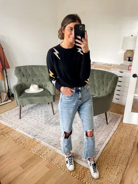 Jeans Styled with Golden Goose Super Star Sneakers- perfect look for running errands this holiday season Styling Golden Goose Sneakers, Star Sneakers Outfit, Golden Goose Outfits, Modest Jeans Outfit, Modest Jeans, Goose Outfits, Outfit Uni, Golden Goose Sneakers Outfit, Golden Goose Outfit