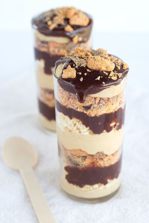 Chocolate Peanut Butter Crunch Trifles - layers of peanut butter pudding, chocolate ganache, crushed ritz crackers and butterfingers to make the perfect trifle. Butterfinger Treats, Mini Desserts Shooters Recipes, Mini Dessert Shooters, Individual Treats, Butter Finger Dessert, Peanut Butter Pudding, Dessert Shooters Recipes, Cookies Peanut Butter, Butter Crunch