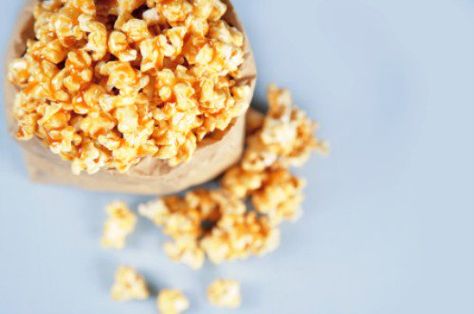 You can make your own caramel popcorn that tastes just like Crunch and Munch, let CopyKat show you how to make this favorite. Candied Popcorn, Spicy Popcorn, Popcorn Recipes Caramel, Vegan Dips, Sweet N Spicy, Easy To Make Snacks, Vegan Caramel, Vanilla Caramel, Vegan Snack