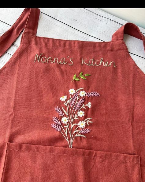 Embroidered Apron for Mum ☘️💚 #handmadeapron #flowerapron #embroideredapron Order on Stitcheryzone.com to save 20% OFF 🤙 Embroidery Aprons, Custom Apron, Embroidered Text, Apron For Women, Handmade Aprons, Embroidered Apron, Unique Gifts For Mom, Hand Embroidered Flowers, Custom Aprons